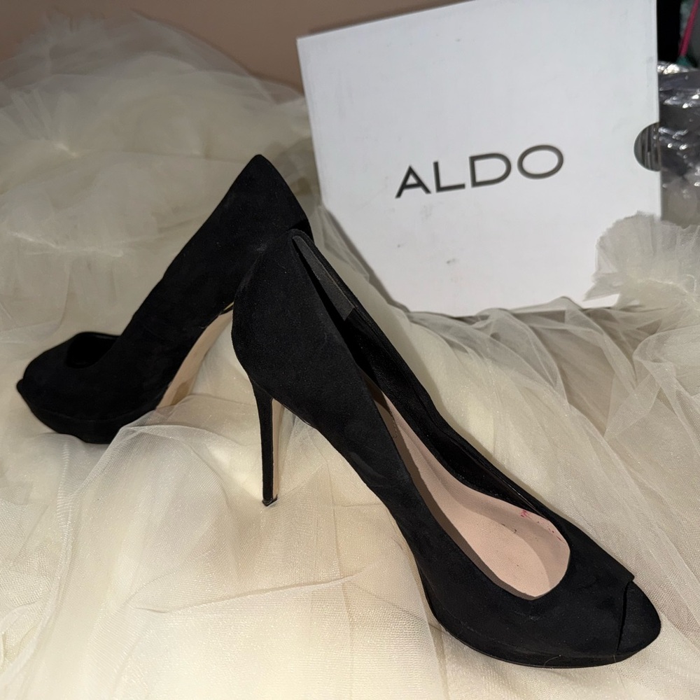 ALDO Depietro Black velvet/suede material w gold heel accent peep toe High Heels
